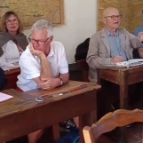 Le Grez (Sarthe): école communale: les animateurs pendant la dictée. Vidéo réalisée par Françoise LANCERAUX